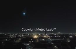VIDEO! Un bagliore nella notte: un meteorite attraversa la città