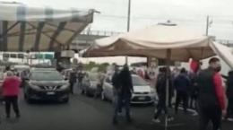 Ambulanti bloccano il GRA: la protesta paralizza la città