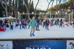 Duecento bimbi nell'Ice Park del Foro Italico per la Befana di Salvamamme

