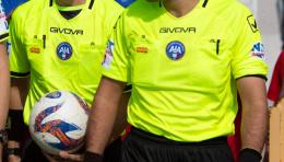 Arbitro aggredito, gli rompono il braccio: perché il calcio laziale si ferma