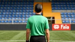 La provocazione dell'arbitro è l'ultimo segnale di un calcio in decadenza