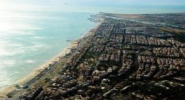 Ostiamare ribalta Suburra: la campagna ironica che celebra la bellezza di Ostia