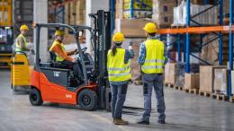 Carrelli controbilanciati elettrici: Stabilit&agrave; e potenza per carichi pesanti, senza emissioni
