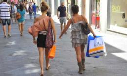 Inizia la stagione estiva dei saldi: oltre 28 milioni di italiani a caccia dell'affare