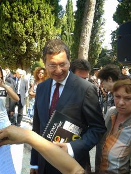 Il sindaco Ignazio Marino con i cittadini nel II Municipio