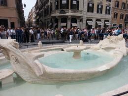 Terminati i lavori, torna a navigare la Barcaccia di Piazza di Spagna. Marino: "Una bella giornata"