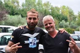 Lazio, Daniele Portanova posa con la maglia celebrativa del Memorial Gabriele Sandri