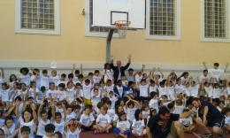 Malagò visita la scuola primaria Di Donato: "Esempio multietnico in nome dello sport"