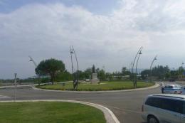 La statua bronzea di San Benedetto a coronamento di una nuova rotaria