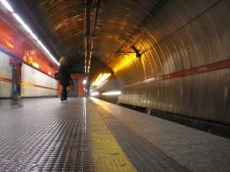 Parte di un controsoffitto frana contro un convoglio: metro A spaccata in due