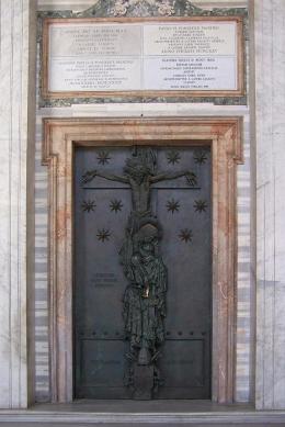 E' stato abbattuto il muro della Porta Santa di San Giovanni in Laterano
