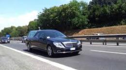 Polizia insegue carro funebre durante il corteo