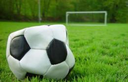 "Ti aspetto fuori stronza!" Così il calcio muore