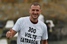 Mauro Catracchia esulta per i 300 gol in carriera