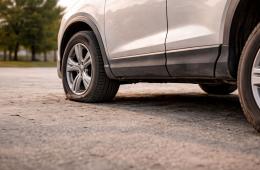 Figlio in panchina, il padre squarcia le gomme all'allenatore