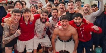 Dalla scelta di Ercolani ai gol di Cuccioletta, questa squadra ha saputo farsi grande. Ecco la gioia travolgente dei protagonisti nello spogliatoio: un'immagine che incarna l'identit&agrave; rionale del Pian