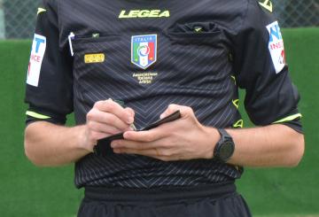 Calci ad un avversario a terra: 6 turni a due giocatori di Seconda Categoria