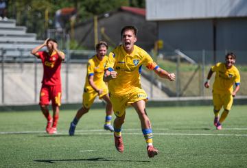 Esulta Fargnoli, capitano del Frosinone under 16. (Foto di @Paolo Martini)