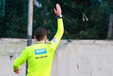 La provocazione dell'arbitro è l'ultimo segnale di un calcio in decadenza