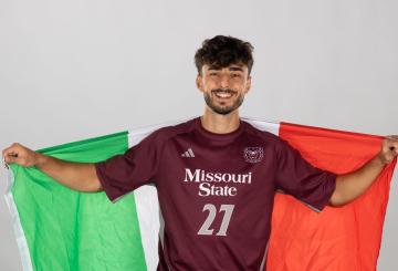 Daniele Aracri con la maglia del Missouri State e con il tricolore ©CLI
