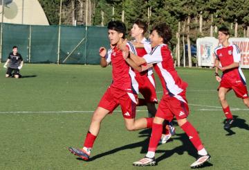 Di Silvi esulta con i compagni ©GazReg