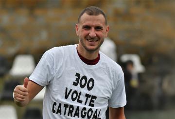 Mauro Catracchia esulta per i 300 gol in carriera