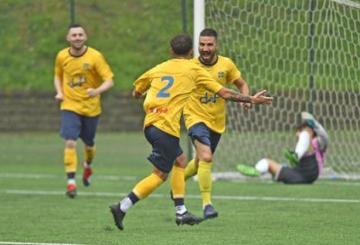 Federico Ponzo esulta con la maglia del Castel San Pietro Romano