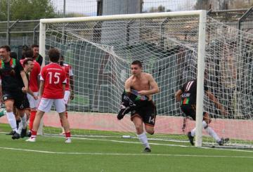 Matteo De Vecchis esulta dopo il gol al Castelli Romani