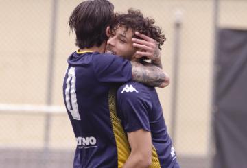 Urbetevere: Mancini abbracciato dopo un gol