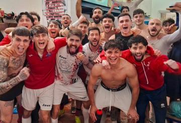 Dalla scelta di Ercolani ai gol di Cuccioletta, questa squadra ha saputo farsi grande. Ecco la gioia travolgente dei protagonisti nello spogliatoio: un'immagine che incarna l'identit&agrave; rionale del Pian