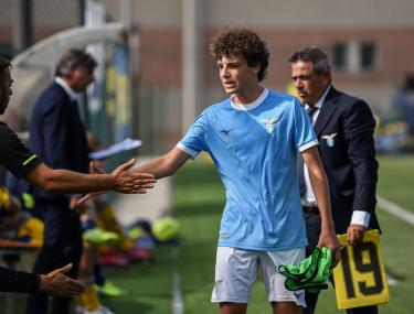 Lazio, il rigore di Bacchi piega il Lecce. La Roma crolla a Catanzaro