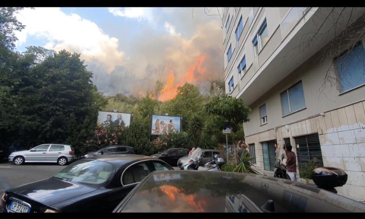 Scoppiato un altro incendio su Monte Ciocci: il video