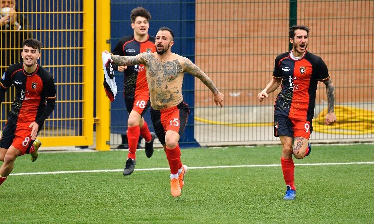 Monteforte esulta dopo il gol 