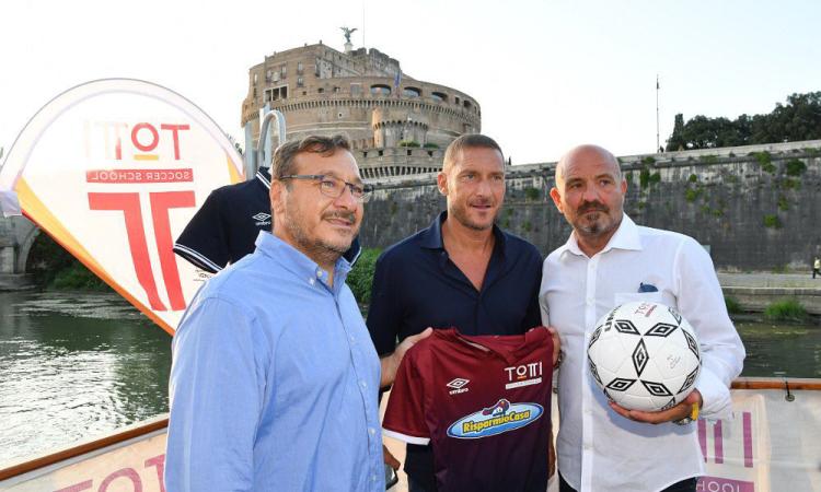 Francesco Totti, il fratello Riccardo e Claudio D'Ulisse con la nuova maglia della Totti Soccer School 