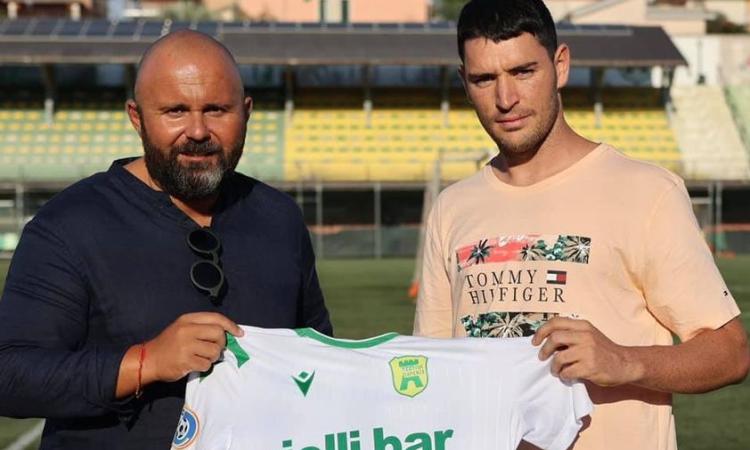 Davide Battaiotto, neo-acquisto della Pro Calcio Tor Sapienza, con il ds Sergio Moriggi (Foto ©Pro Calcio Tor Sapienza)