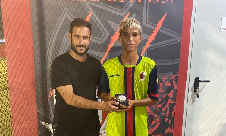 Borioni, il migliore in campo del match, premiato dal ds del Giardinetti D’Agnelli
