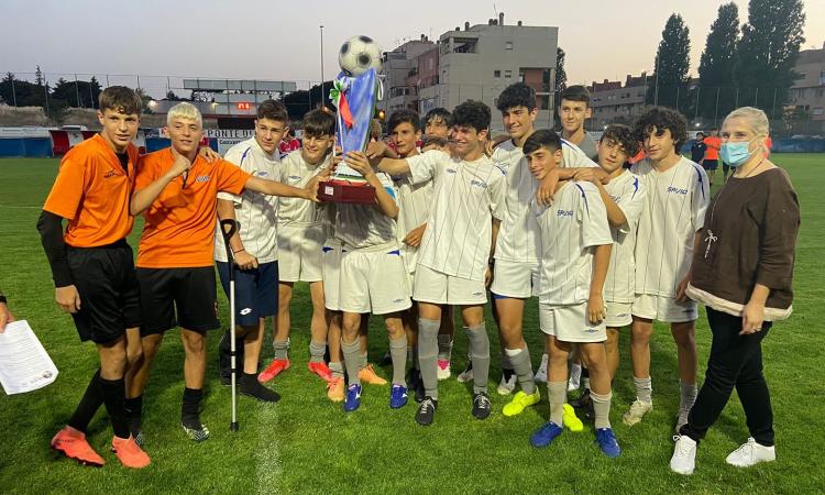 Il Savio con il trofeo vinto nella scorsa edizione