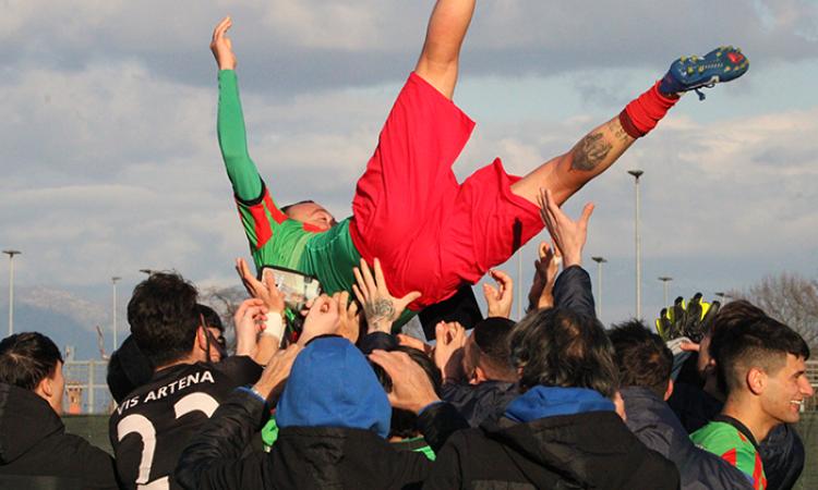 Capodaglio festeggiato dai compagni
