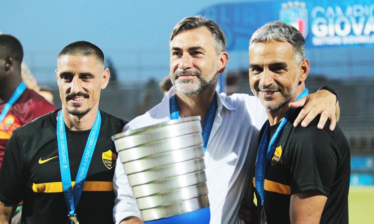 Fabrizio Piccareta e lo staff dopo lo Scudetto (©De Cesaris)