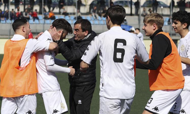 Andrea Paci, tecnico dell'Accademia Calcio Roma, esulta con i suoi (Foto ©Grandoni)