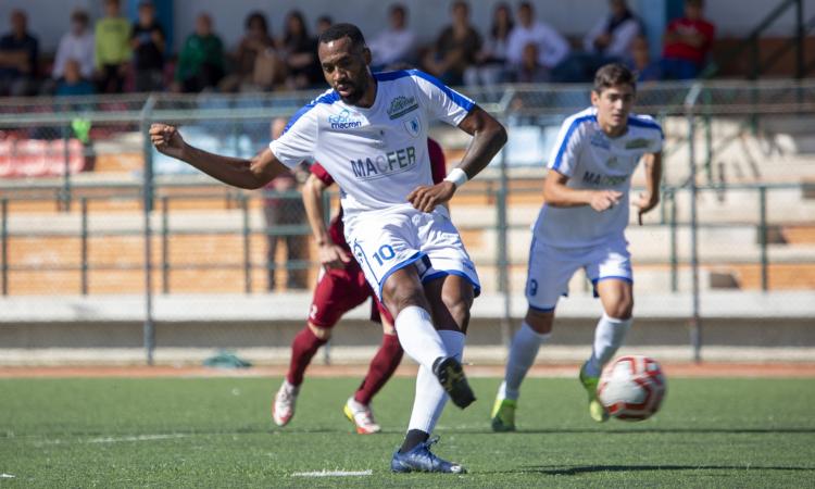Valencia realizza il rigore che regala la vittoria all'Itri (Foto ©Cassoni)