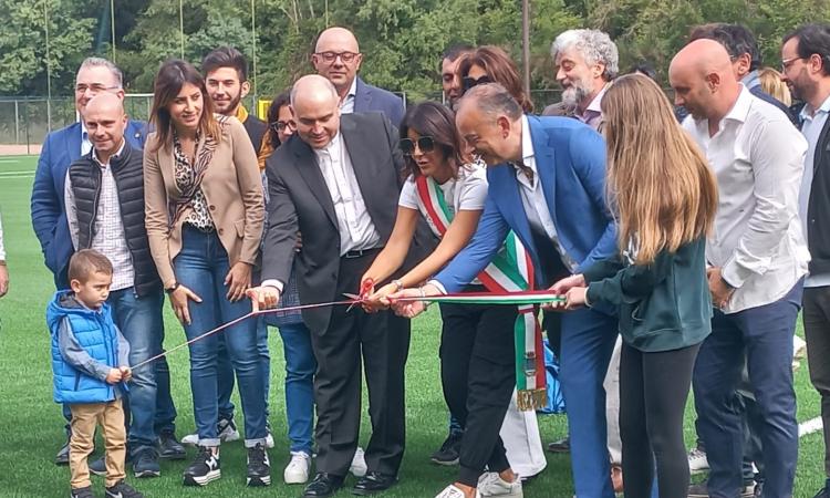 Taglio del nastro per il nuovo manto erboso dell'Elio Mastrangeli