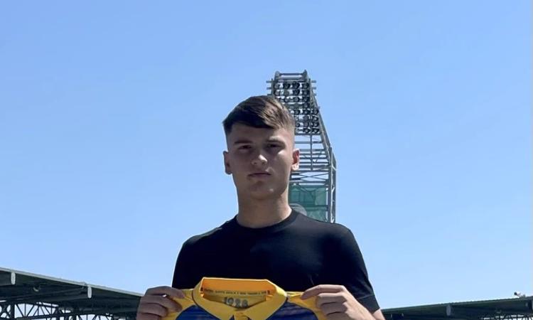 Frosinone: ufficiale l'arrivo del centrocampista Justin Ferizaj