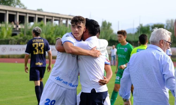 Carcione abbraccia i suoi giocatori