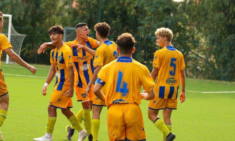 Il Frosinone esulta, gruppo dei 2007