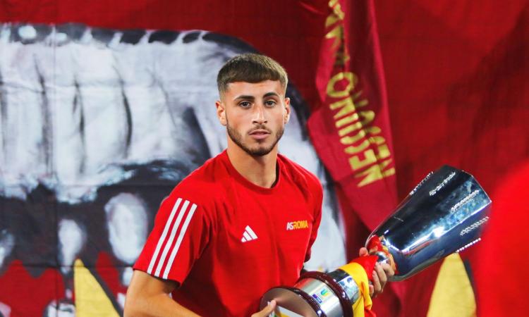 Luigi Cherubini con la coppa sotto la Curva Sud (Foto De Cesaris)