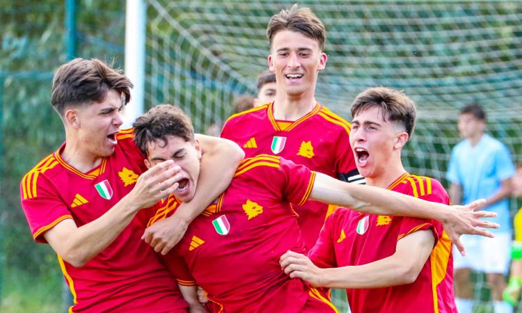 Sugamele festeggiato dai compagni (Foto ©Consoli)