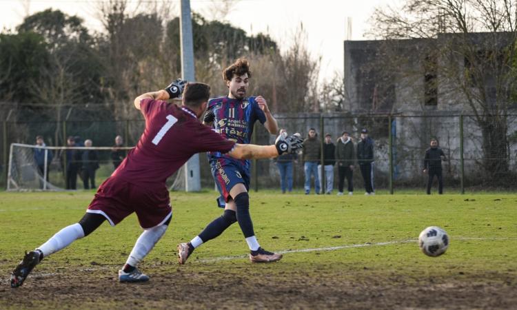 Ivan Squerzanti realizza il gol del vantaggio sul Roccasecca (©Paolo Martini)