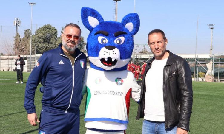 Da sinistra il responsabile Danilo Oppedisano, la mascotte del campionato ed il presidente della Lega C8 Fabrizio Loffreda