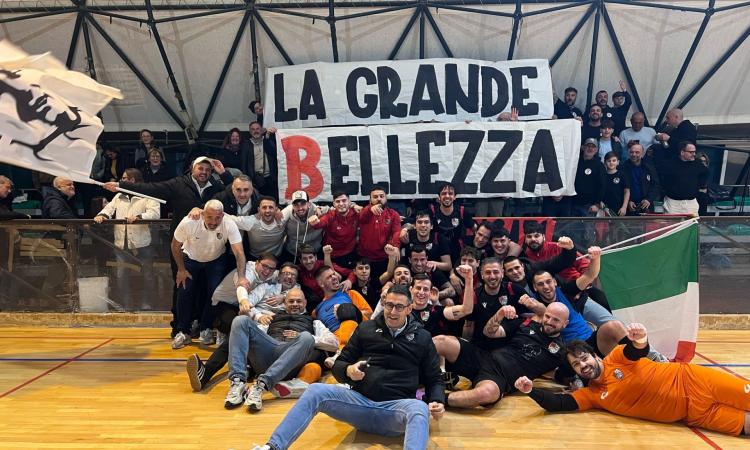 La festa biancorossa al PalaMunicipio dopo la vittoria decisiva